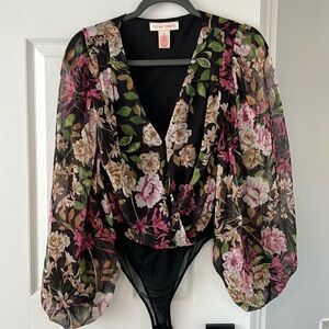 Floral bodysuit with sheer sleeves and v neck. Size S